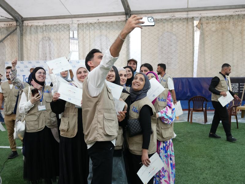 متطوعو تاليا يلتقطون صورة جماعية بعد تسلّم شهاداتهم.